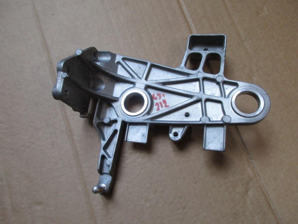 Кронштейн корпуса воздушного фильтра MERCEDES-BENZ E-класс W212/S212/C207/A207 (2009 - 2013) фото 1 — Разборка Мерседес