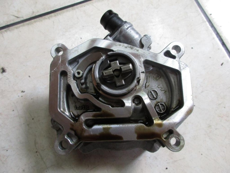 Насос вакуумный MERCEDES-BENZ A-класс AMG W176 (2013 - 2015) фото 1 — Разборка Мерседес