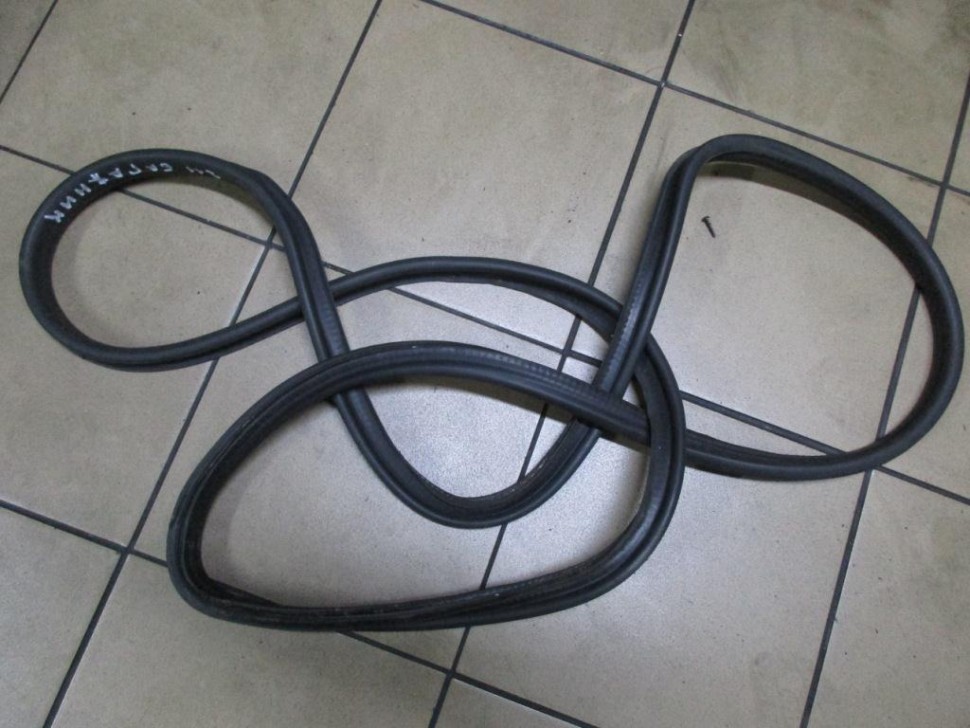 Уплотнитель крышки багажника MERCEDES-BENZ E-класс W211/S211 (2002 - 2006) фото 1 — Разборка Мерседес