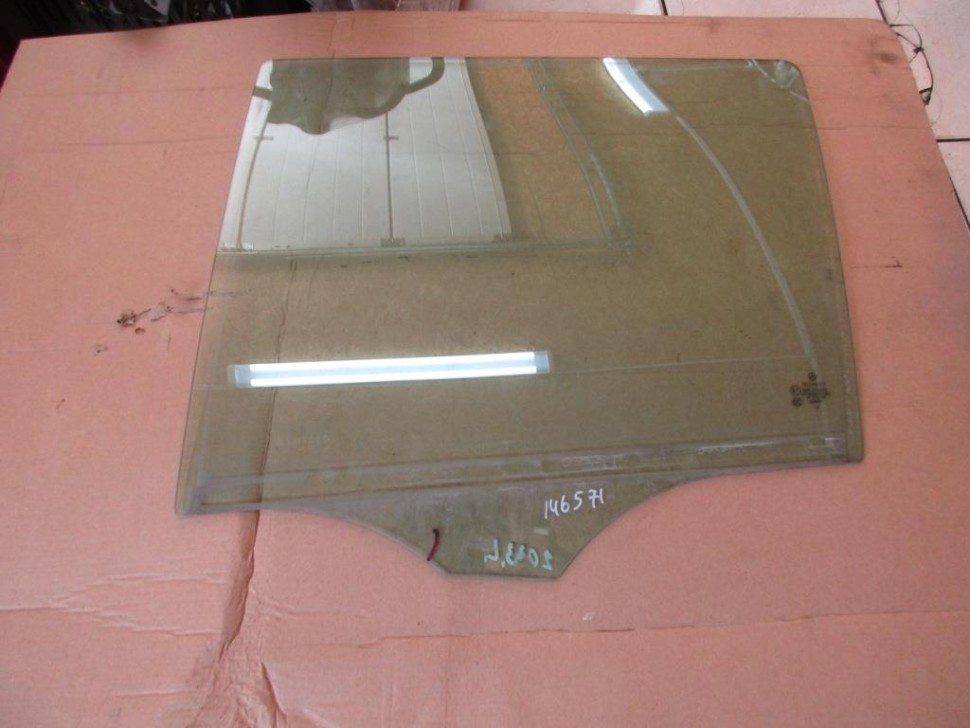 Стекло заднее левое MERCEDES-BENZ C-класс W203/S203/CL203 рестайлинг (2004 - 2008) фото 1 — Разборка Мерседес