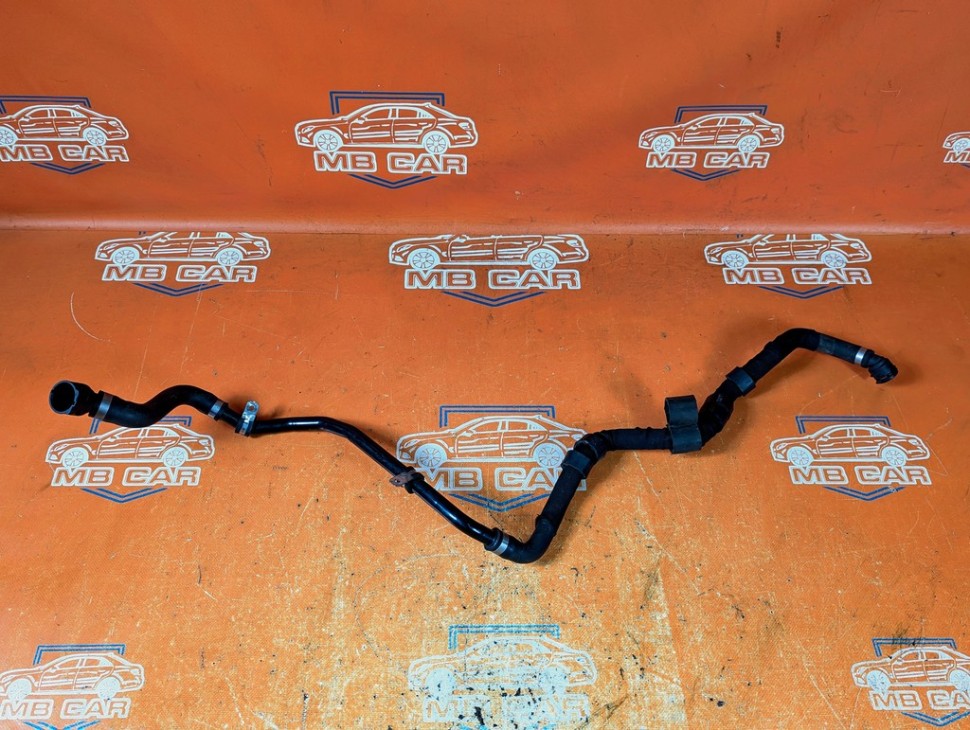 Патрубок ОЖ MERCEDES-BENZ A-класс AMG W176 (2013 - 2015) фото 1 &mdash; Разборка Мерседес