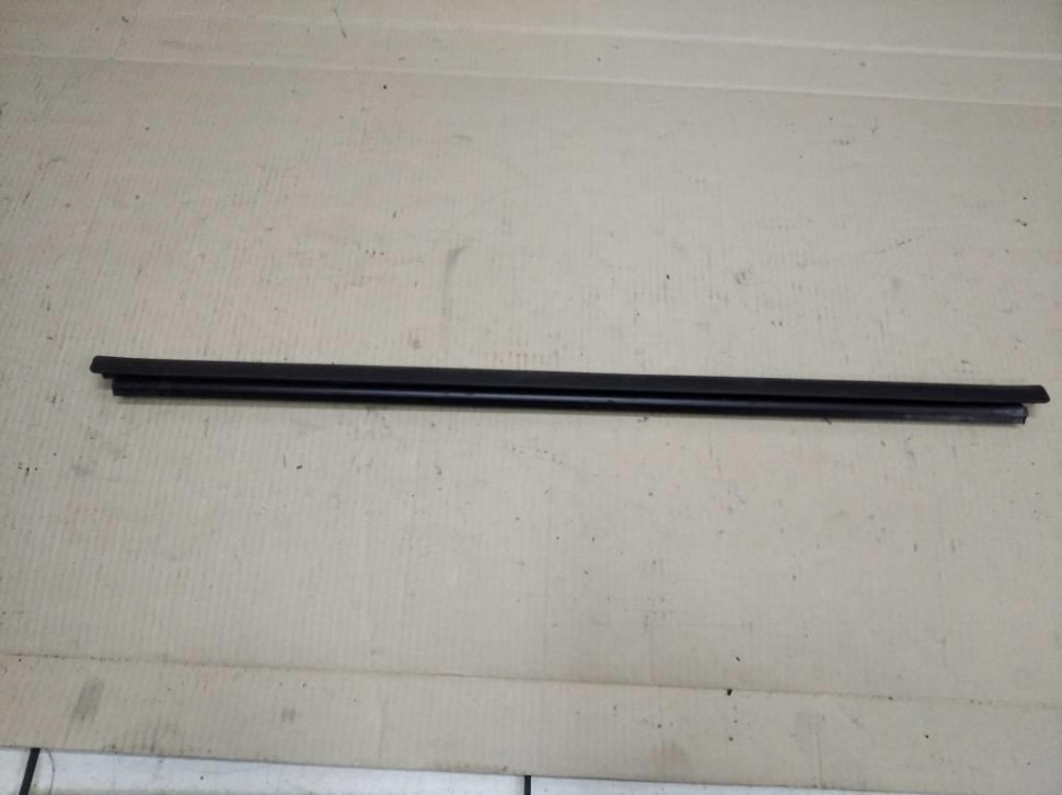 Уплотнитель стекла двери MERCEDES-BENZ E-класс W211/S211 (2002 - 2006) фото 1 — Разборка Мерседес