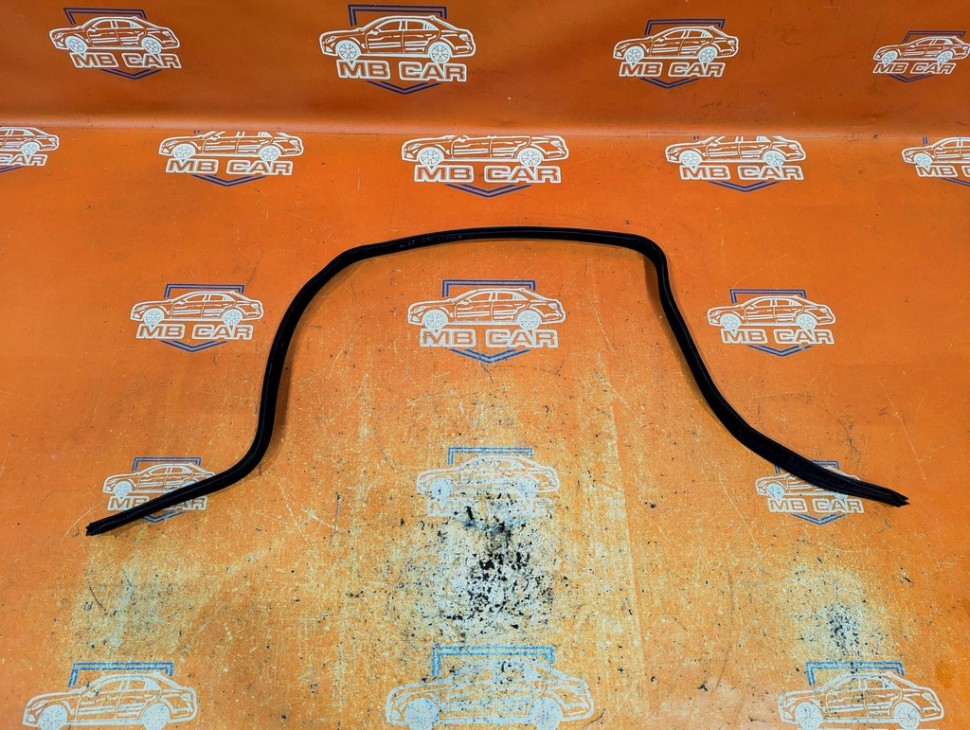 Уплотнитель капота MERCEDES-BENZ E-класс W124/S124/C124/A124 (1984 - 1997) фото 1 — Разборка Мерседес