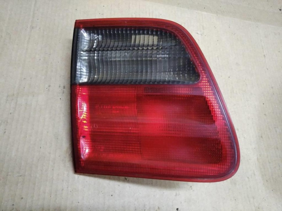 Фонарь крышки багажника MERCEDES-BENZ E-класс W210/S210 рестайлинг (1999 - 2003) фото 1 — Разборка Мерседес