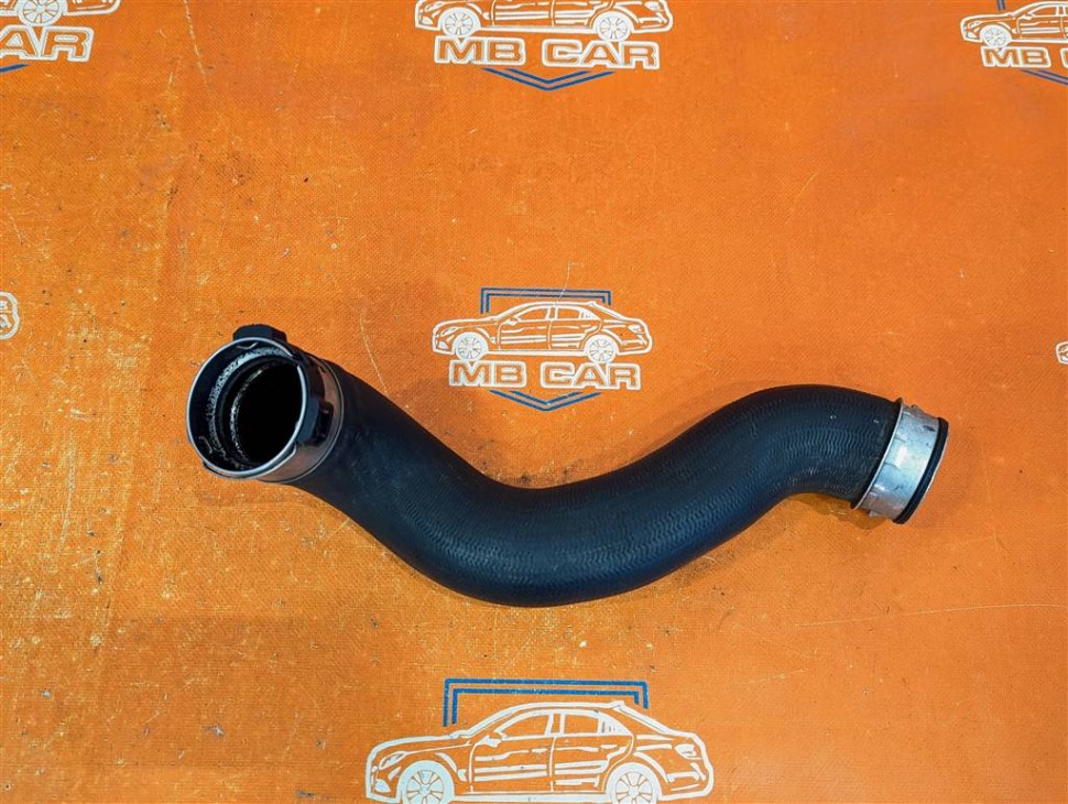 Патрубок интеркулера MERCEDES-BENZ CLS-класс C218/X218 (2010 - 2014) фото 1 — Разборка Мерседес
