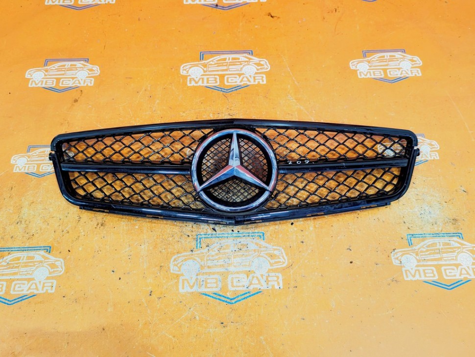 Решетка радиатора MERCEDES-BENZ C-класс W204/S204/С204 рестайлинг (2011 - 2015) фото 1 — Разборка Мерседес