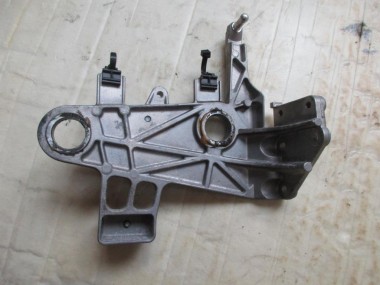 Кронштейн корпуса воздушного фильтра MERCEDES-BENZ CLS-класс C218/X218 рестайлинг (2014 - 2017) — Разборка Мерседес