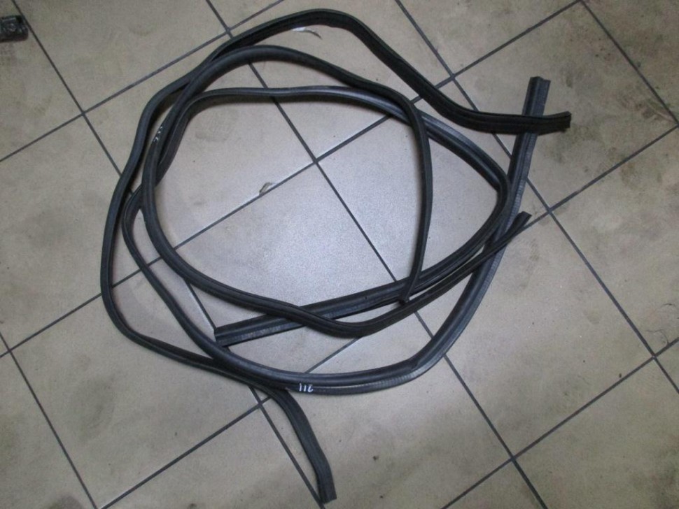 Уплотнитель моторного отсека MERCEDES-BENZ E-класс W211/S211 (2002 - 2006) фото 1 — Разборка Мерседес