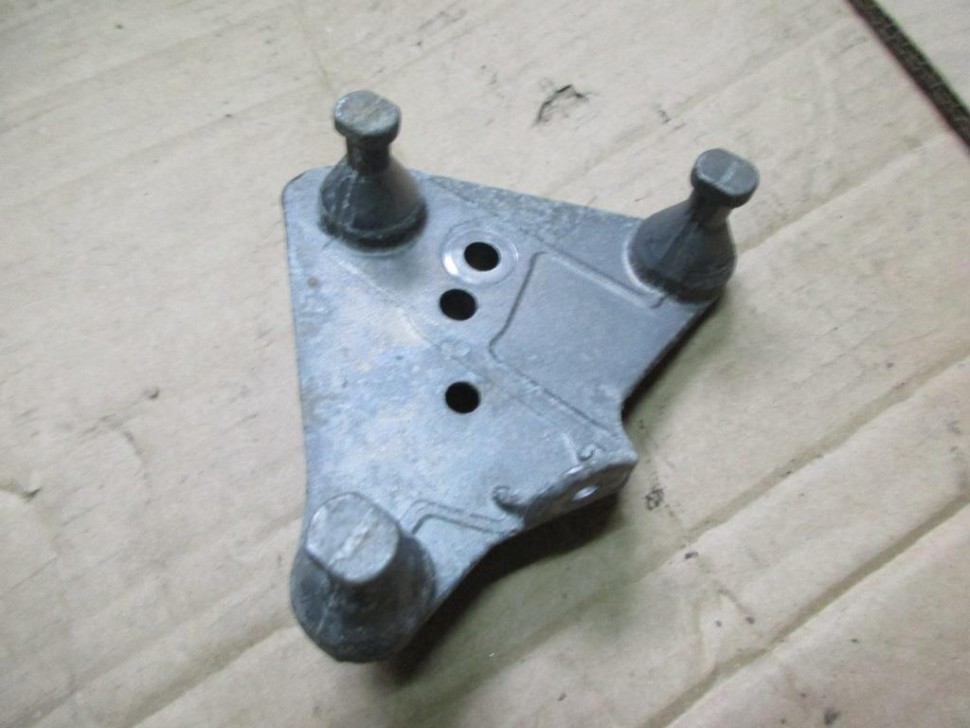 Кронштейн блока ABS MERCEDES-BENZ C-класс AMG W204/S204/С204 рестайлинг (2011 - 2015) фото 1 — Разборка Мерседес