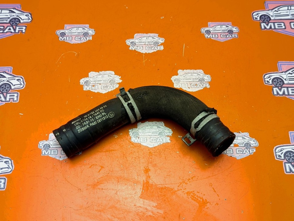 Патрубок ОЖ MERCEDES-BENZ A-класс AMG W176 (2013 - 2015) фото 1 &mdash; Разборка Мерседес