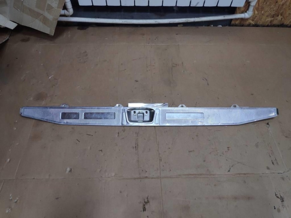 Накладка замка багажника MERCEDES-BENZ E-класс W124/S124/C124/A124 (1984 - 1997) фото 1 — Разборка Мерседес