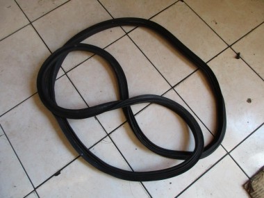 Уплотнитель крышки багажника MERCEDES-BENZ GLE-класс W166 (2015 - 2018) — Разборка Мерседес