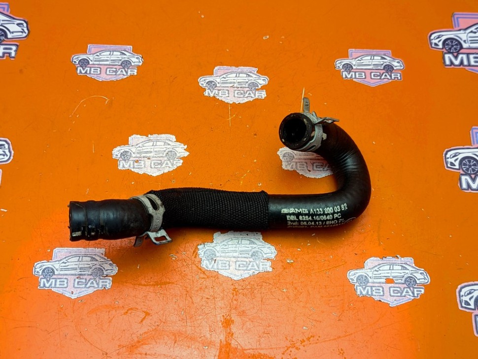 Патрубок ОЖ MERCEDES-BENZ A-класс AMG W176 (2013 - 2015) фото 1 &mdash; Разборка Мерседес