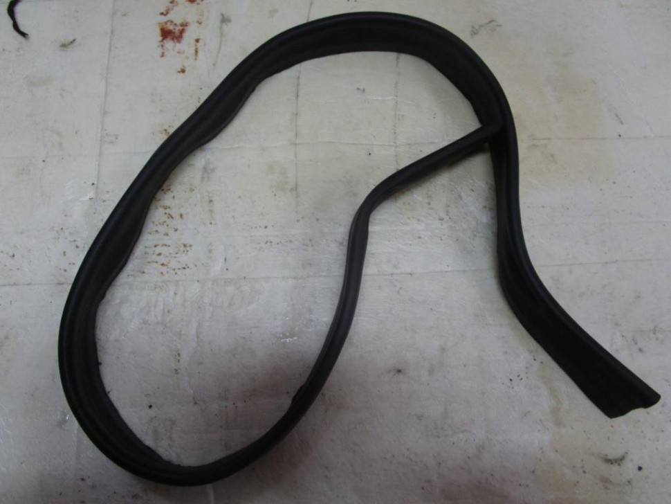 Уплотнитель капота MERCEDES-BENZ E-класс W212/S212/C207/A207 (2009 - 2013) фото 1 — Разборка Мерседес