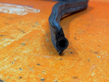 Уплотнитель моторного отсека MERCEDES-BENZ E-класс W124/S124/C124/A124 (1984 - 1997) — Разборка Мерседес