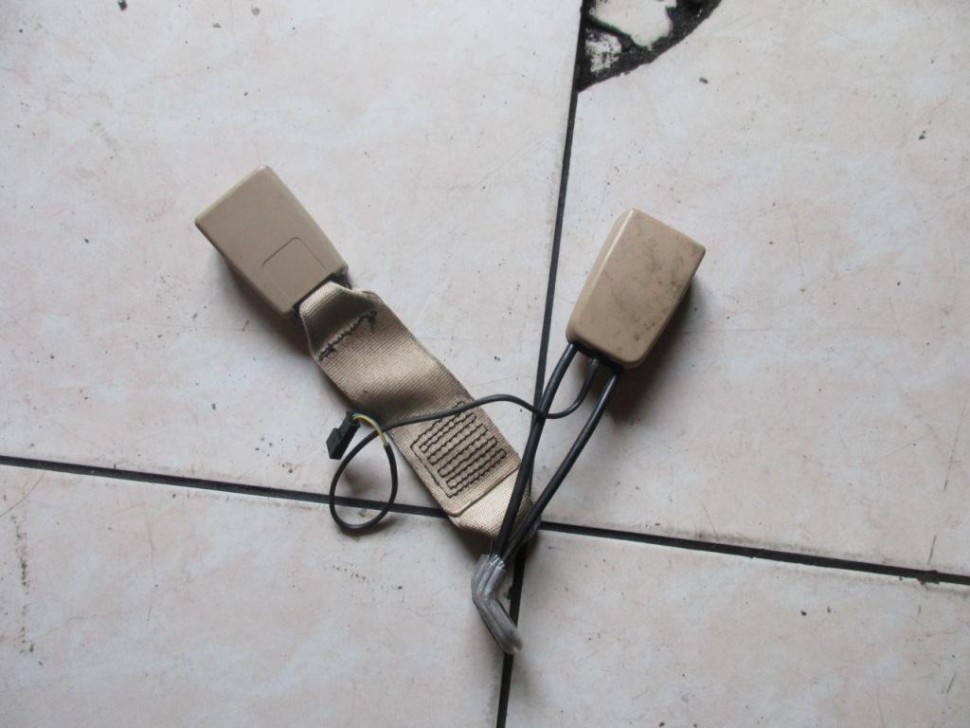 Замок ремня безопасности MERCEDES-BENZ S-класс W220 (1998 - 2005) фото 1 — Разборка Мерседес