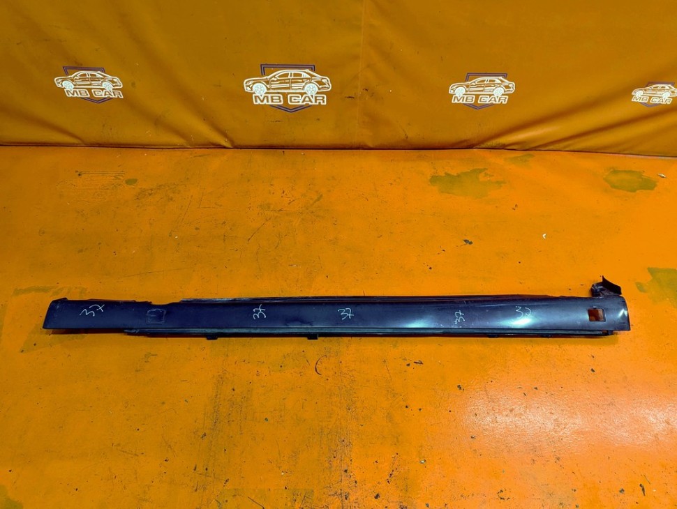 Порог пластиковый правый MERCEDES-BENZ S-класс W220 (1998 - 2005) фото 1 &mdash; Разборка Мерседес