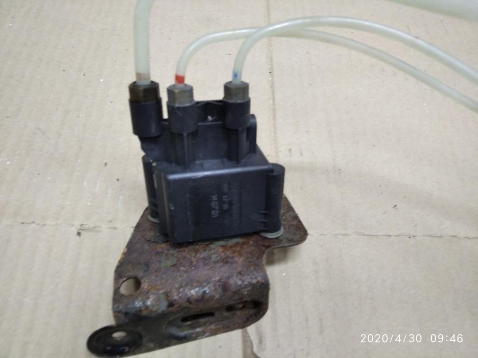 Блок клапанов пневмоподвески MERCEDES-BENZ E-класс W212/S212/C207/A207 рестайлинг (2013 - 2016) фото 1 — Разборка Мерседес