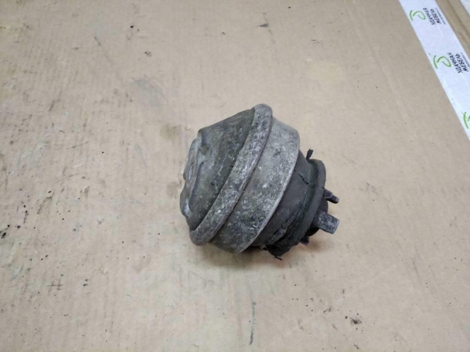 Опора двигателя MERCEDES-BENZ E-класс W210/S210 (1995 - 1999) фото 1 — Разборка Мерседес