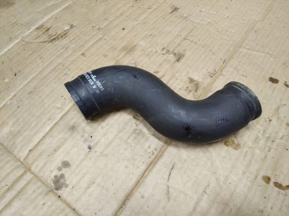 Патрубок интеркулера MERCEDES-BENZ Vito W638 (1996 - 2003) фото 1 — Разборка Мерседес