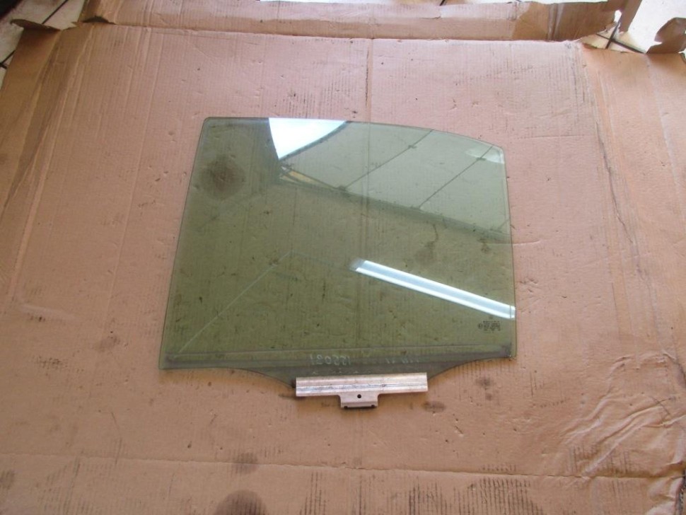 Стекло заднее левое MERCEDES-BENZ E-класс W210/S210 рестайлинг (1999 - 2003) фото 1 — Разборка Мерседес