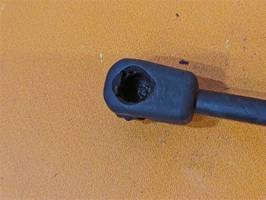 Амортизатор крышки багажника MERCEDES-BENZ A-класс W168 рестайлинг (2001 - 2004) — Разборка Мерседес