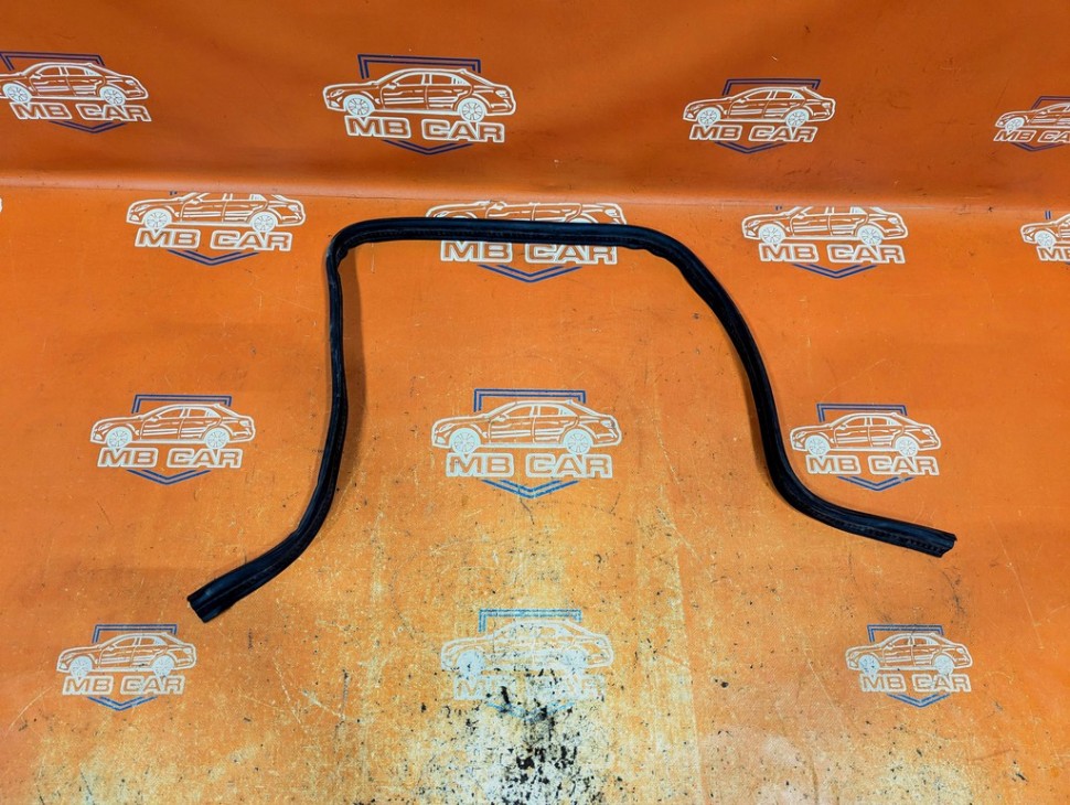 Уплотнитель капота MERCEDES-BENZ E-класс W124/S124/C124/A124 (1984 - 1997) фото 1 — Разборка Мерседес