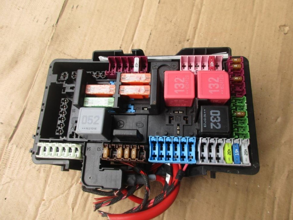 Блок предохранителей MERCEDES-BENZ C-класс W205/S205/C205/A205 (2014 - 2018) фото 1 — Разборка Мерседес