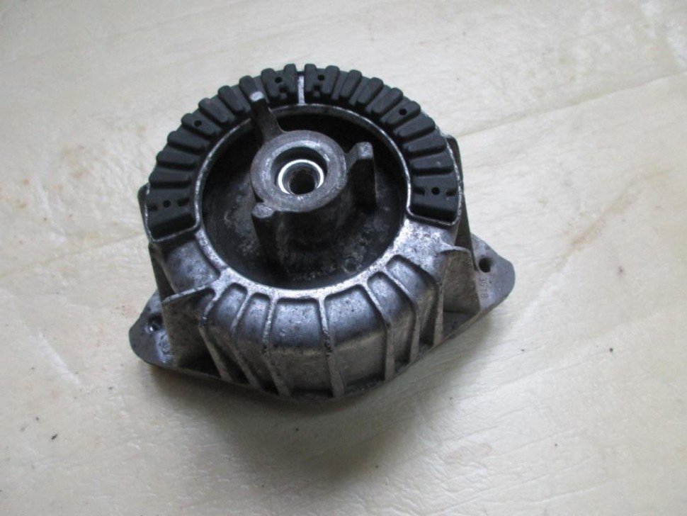 Опора двигателя MERCEDES-BENZ E-класс W212/S212/C207/A207 (2009 - 2013) фото 1 — Разборка Мерседес