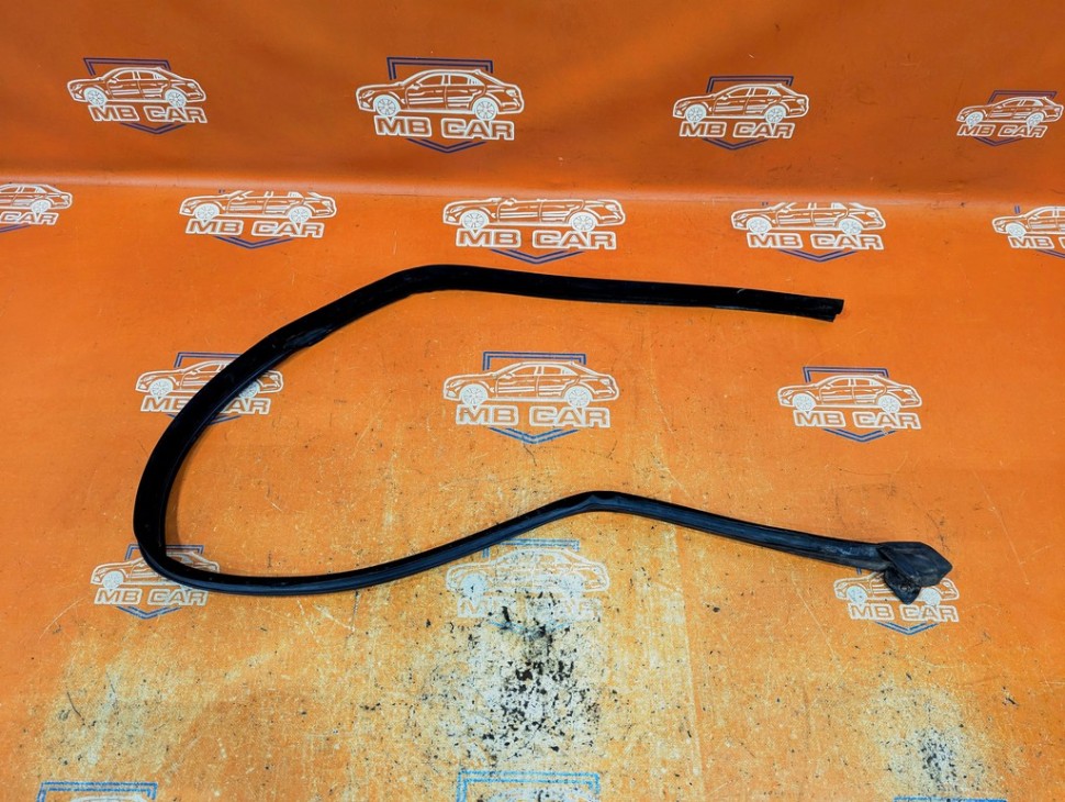 Уплотнитель стекла двери MERCEDES-BENZ S-класс W140 рестайлинг (1994 - 1999) фото 1 — Разборка Мерседес