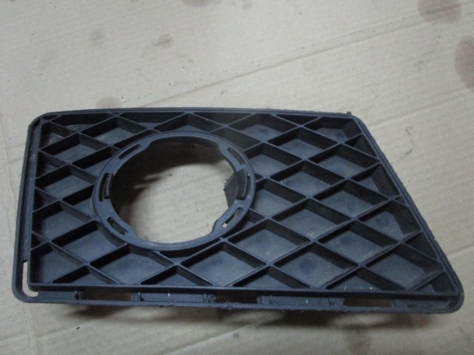 Решетка в бампер MERCEDES-BENZ C-класс W204/S204 (2006 - 2011) фото 1 — Разборка Мерседес