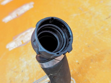 Патрубок радиатора MERCEDES-BENZ C-класс W205/S205/C205/A205 (2014 - 2018) — Разборка Мерседес