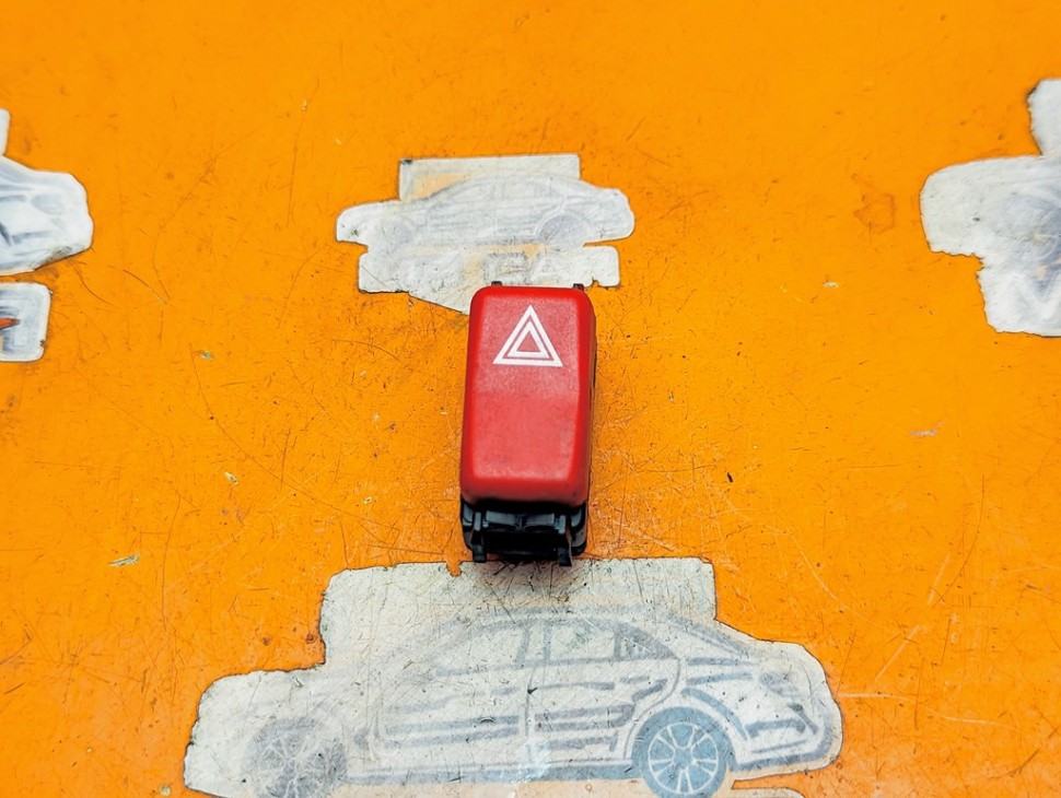 Кнопка аварийной сигнализации MERCEDES-BENZ C-класс W202/S202 (1993 - 1997) фото 1 &mdash; Разборка Мерседес