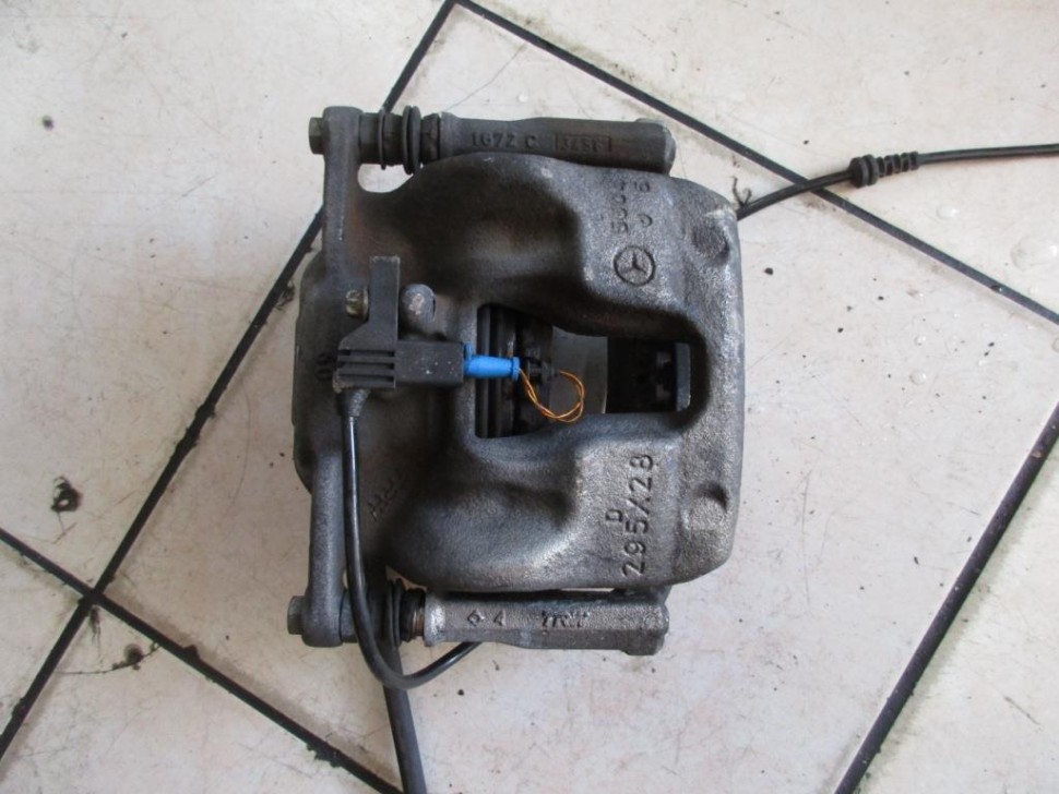 Суппорт передний правый MERCEDES-BENZ CLA-класс C117/X117 рестайлинг (2016 - 2019) фото 1 — Разборка Мерседес