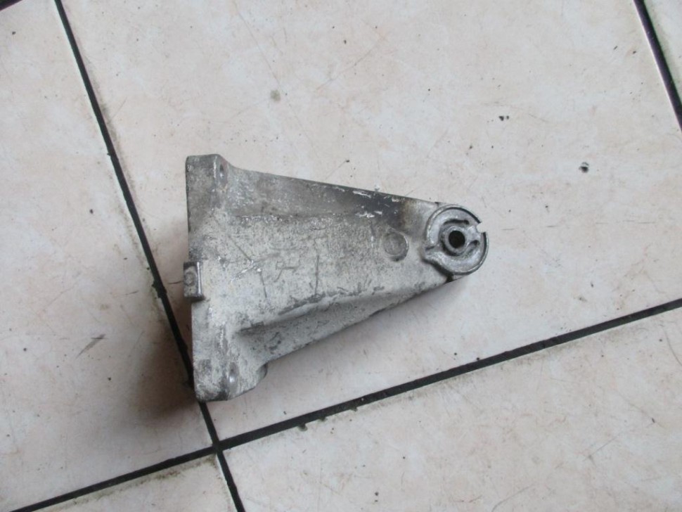 Лапа правая MERCEDES-BENZ W124 W124/S124/C124/A124 (1984 - 1993) фото 1 — Разборка Мерседес