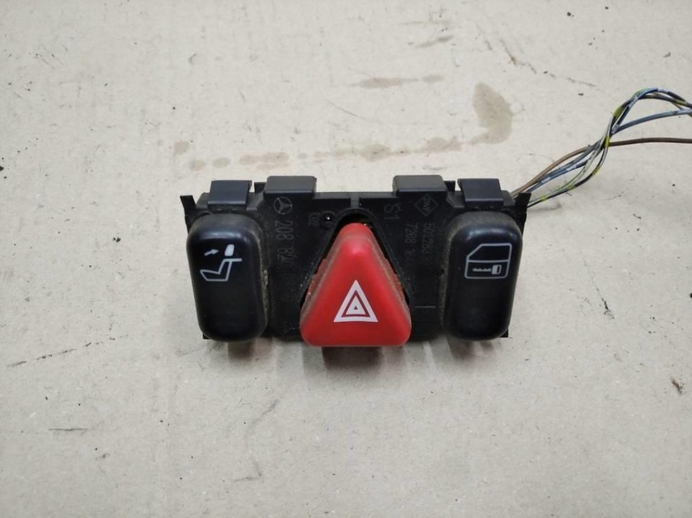 Кнопка аварийной сигнализации MERCEDES-BENZ E-класс W210/S210 (1995 - 1999) фото 1 — Разборка Мерседес