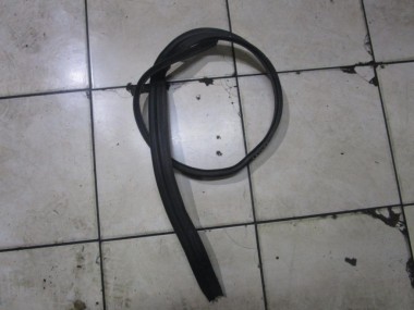 Уплотнитель водостока ( жабо ) MERCEDES-BENZ E-класс W124/S124/C124/A124 (1984 - 1997) — Разборка Мерседес