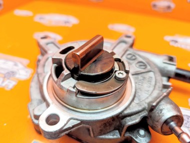 Насос вакуумный MERCEDES-BENZ C-класс W204/S204 (2006 - 2011) — Разборка Мерседес