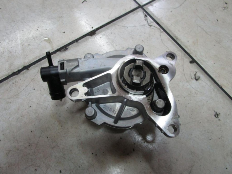 Насос вакуумный MERCEDES-BENZ C-класс W205/S205/C205/A205 (2014 - 2018) фото 1 — Разборка Мерседес