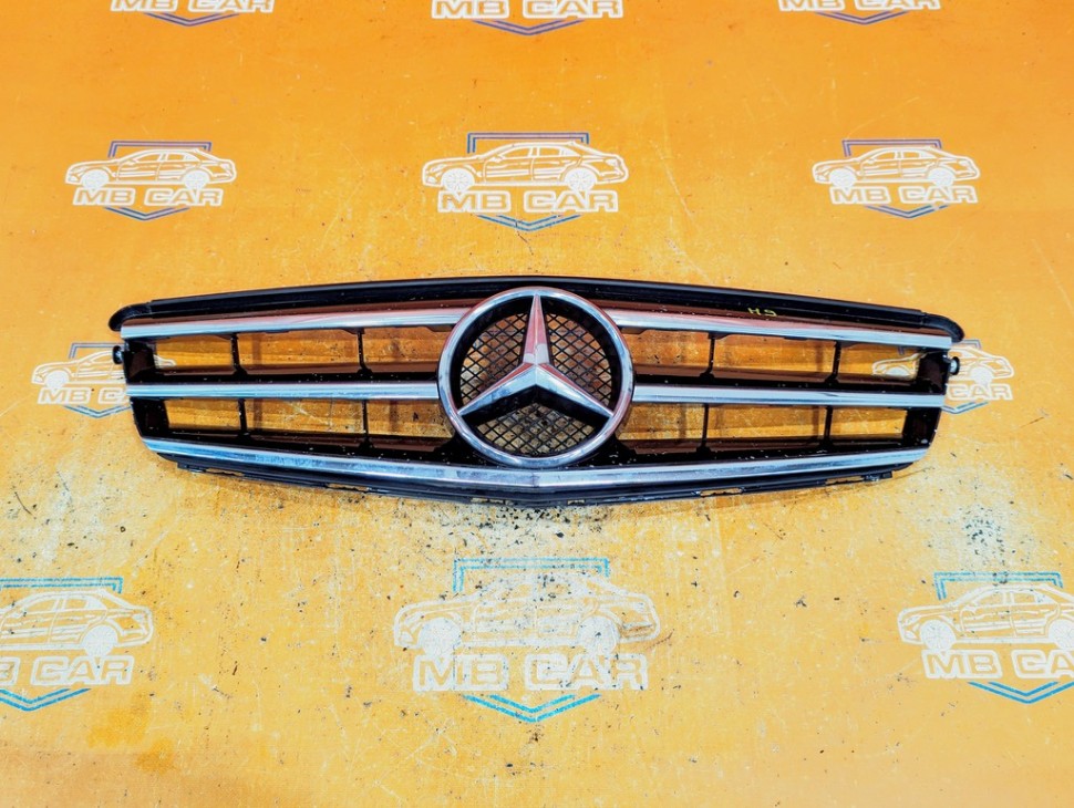 Решетка радиатора MERCEDES-BENZ C-класс W204/S204 (2006 - 2011) фото 1 — Разборка Мерседес