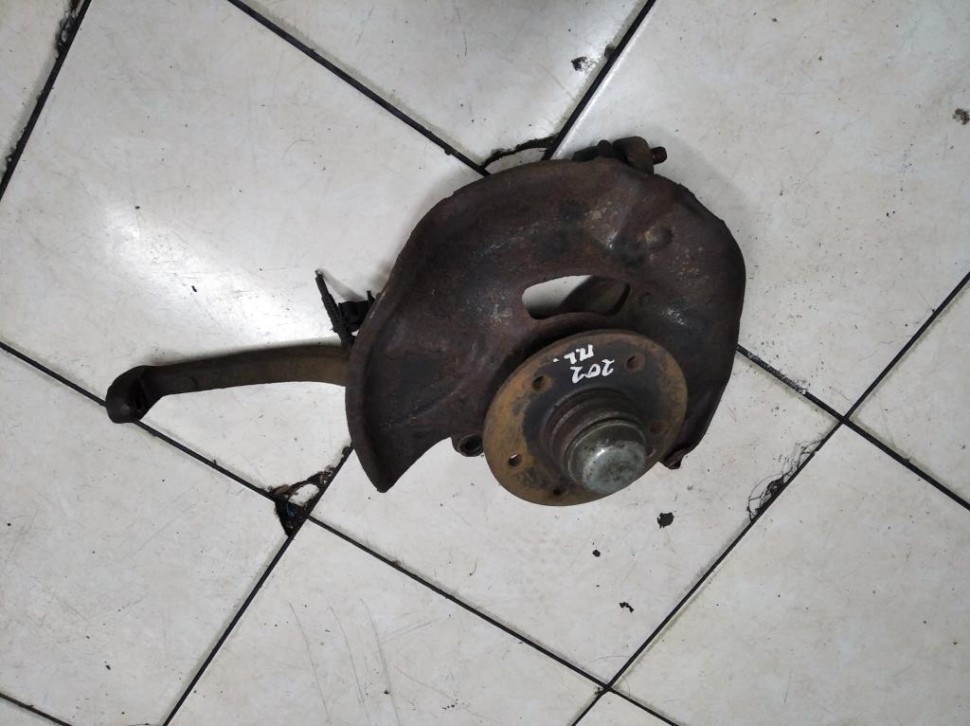 Кулак поворотный передний левый MERCEDES-BENZ C-класс W202/S202 рестайлинг (1997 - 2001) фото 1 — Разборка Мерседес