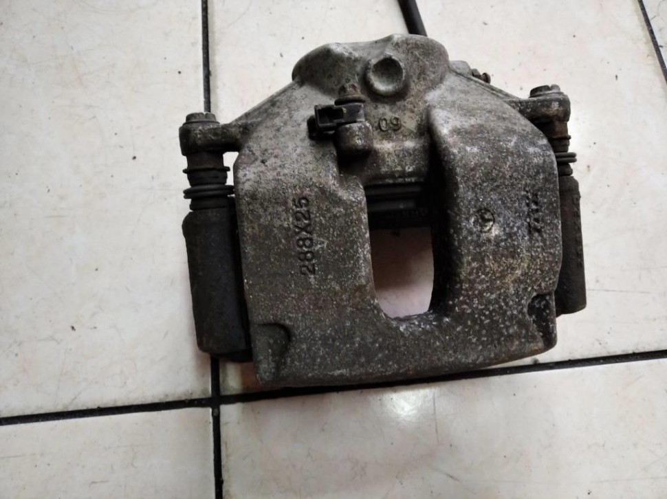 Суппорт передний правый MERCEDES-BENZ C-класс W204/S204 (2006 - 2011) фото 1 — Разборка Мерседес