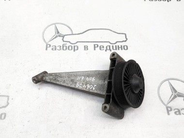 Кронштейн обводного ролика MERCEDES-BENZ Sprinter W901-905 (1995 - 2006) — Разборка Мерседес