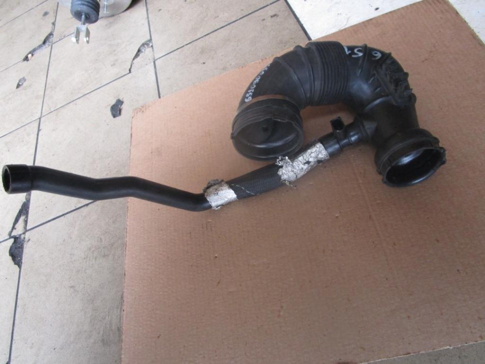 Патрубок воздушный MERCEDES-BENZ C-класс W204/S204 (2006 - 2011) фото 1 — Разборка Мерседес