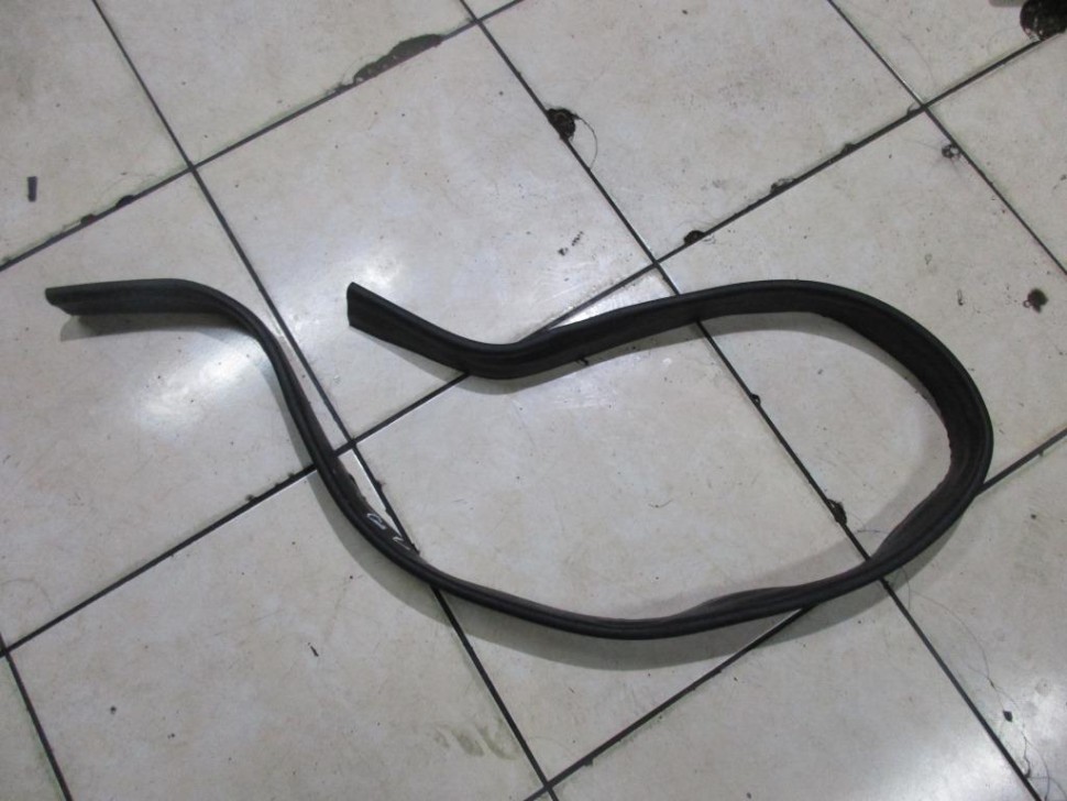 Уплотнитель капота MERCEDES-BENZ E-класс W212/S212/C207/A207 (2009 - 2013) фото 1 — Разборка Мерседес