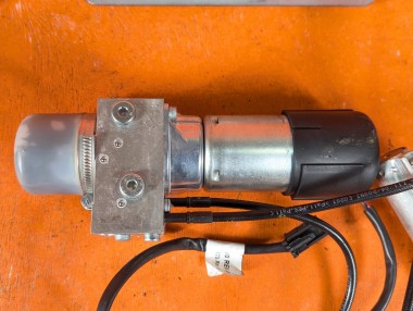 Насос крышки багажника MERCEDES-BENZ GL-класс X164 рестайлинг (2009 - 2012) &mdash; Разборка Мерседес