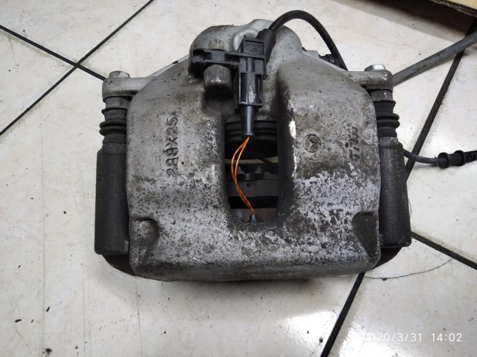 Суппорт передний правый MERCEDES-BENZ C-класс W204/S204/С204 рестайлинг (2011 - 2015) фото 1 — Разборка Мерседес