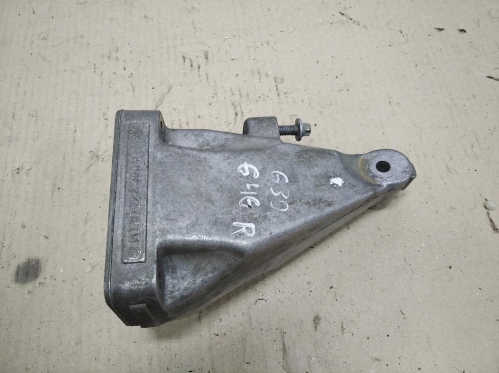 Лапа правая MERCEDES-BENZ Vito W639 (2003 - 2010) фото 1 — Разборка Мерседес