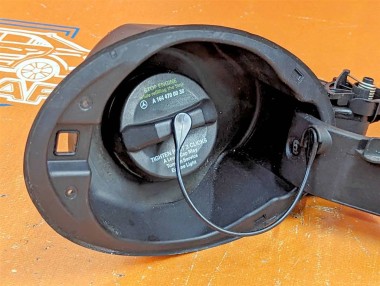 Лючок топливного бака MERCEDES-BENZ R-класс W251 (2005 - 2007) — Разборка Мерседес