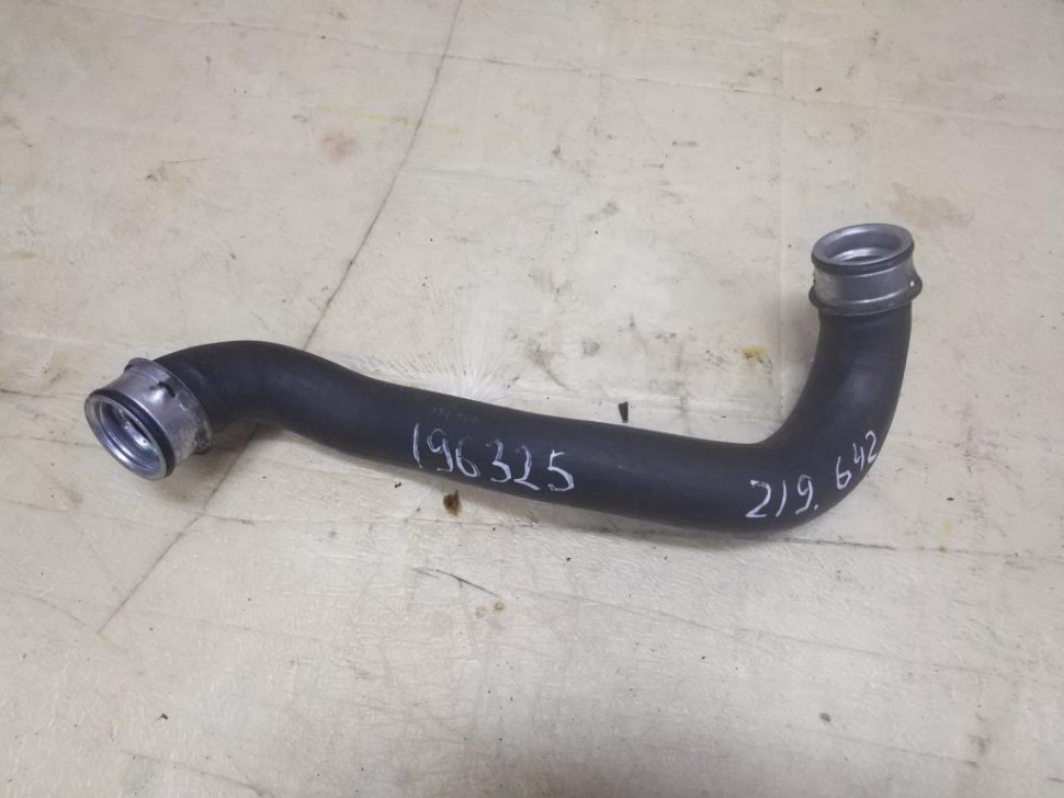 Патрубок радиатора MERCEDES-BENZ CLS-класс C219 (2004 - 2008) фото 1 — Разборка Мерседес